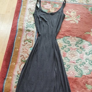 En lång mörkt grä klänning  - Jätte fin en lång summer klänning som passar till strand eller fri tid. Passar Xd-s.l mycket bra skick då stk lappa är botta