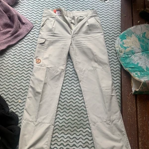 Fjällrävenbyxor - Ett par tunnare byxor från fjällräven i storlek 48 och jag skulle översätta det till W32/L32. Skick: 8/10.
