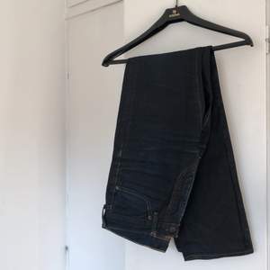 Skitsnygga raka mörkblå Levi’s jeans! Storlek 30/32 och de är i fint skick. Priset ligger på 300kr +frakt som betalas av köparen🥰  Tveka inte på att höra av dig om du har några frågor!