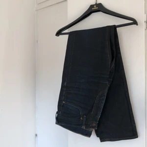 Levi’s jeans - Skitsnygga raka mörkblå Levi’s jeans! Storlek 30/32 och de är i fint skick. Priset ligger på 300kr +frakt som betalas av köparen🥰  Tveka inte på att höra av dig om du har några frågor!