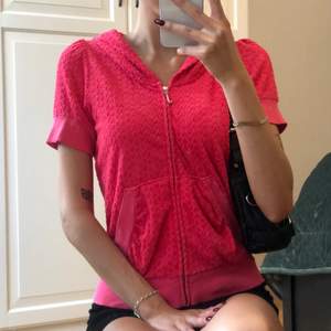 Vintage och rare Juicy couture hoodie från 2000s i rosa med små hjärtan i storlek L 