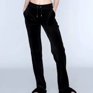 Juicy couture  - Jag säljer mina super fina juicy byxor i storlek xxs dom är ganska långa på mig och jag är 151💕💕😻😻 ps frakt står ni för ❤️❤️❤️