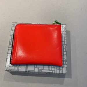 Cdg play wallet - Cdg play wallet aldrig använd med originalbox, nypris 1000kr. Skriv för fler bilder