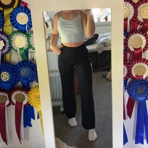 Madlady V2 Perfect Fit Suit Pants svart - Ett par kostymbyxor i storleken EU 34 - L 28. Byxorna är för korta för mig som är 160. Har ett hål i högra fickan men inget som syns utåt, annars bra skick