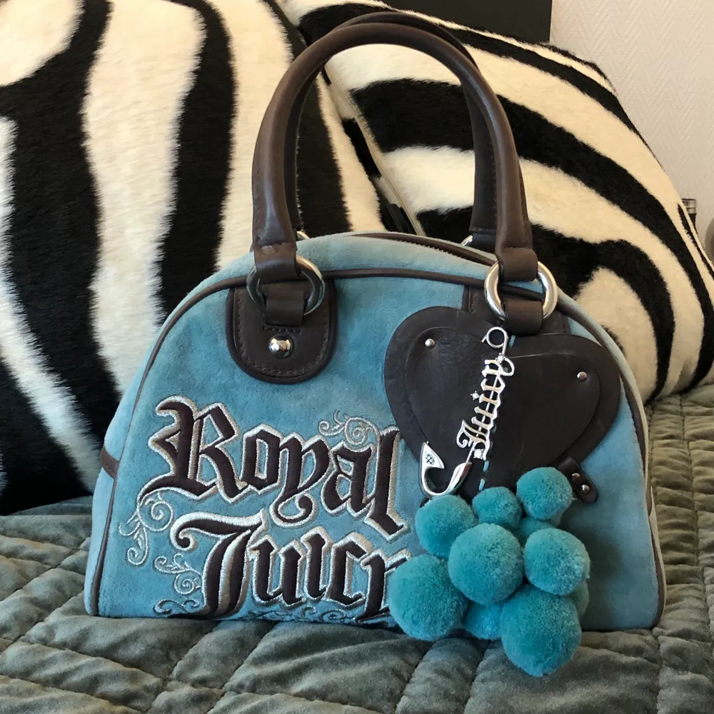 Lagom stor superfin vintage Juicy couture väska från 2000s i blått med söta detaljer, medföljer en liten hjärtformad spegel som sitter fast inne i väskan men kan tas bort, skriv för fler bilder . Väskor.