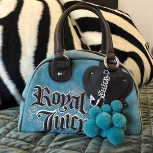 Lagom stor superfin vintage Juicy couture väska från 2000s i blått med söta detaljer, medföljer en liten hjärtformad spegel som sitter fast inne i väskan men kan tas bort, skriv för fler bilder 