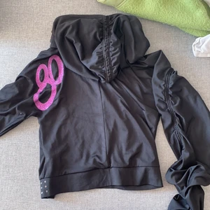 hoodie - öpppen hoodie m detaljer armarna e typ scrunchade o luvan också. man kan ha typ ett linne under elr ba en bh