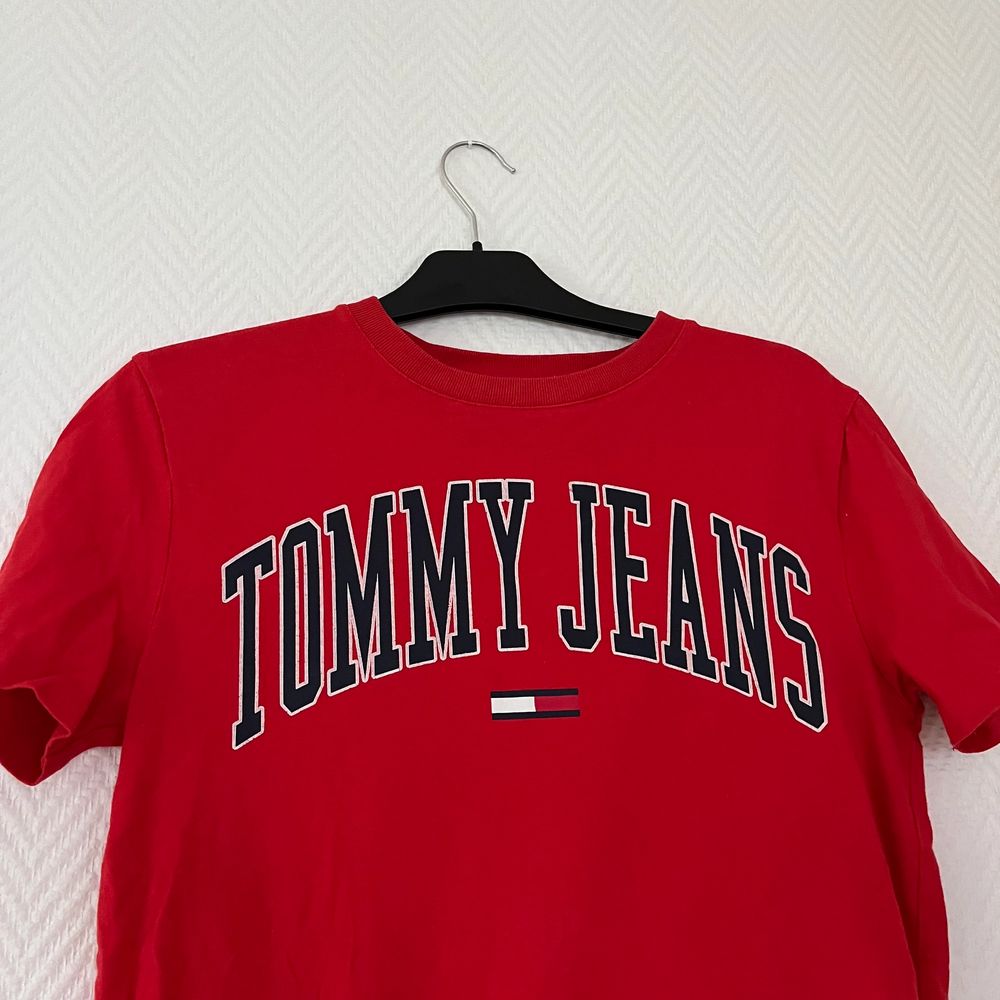Säljer min fina lite oversizeed tshirt från Tommy Hilfiger i storlek XS. Passar upp till M skulle jag säga. Mycket fin kvalite, som ny 🥰. T-shirts.