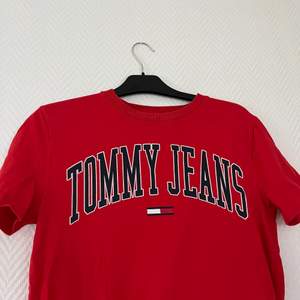 Säljer min fina lite oversizeed tshirt från Tommy Hilfiger i storlek XS. Passar upp till M skulle jag säga. Mycket fin kvalite, som ny 🥰