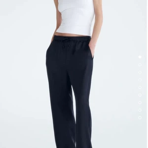 Zara sidenbyxor - Säljer dessa super populära sidenbyxor från Zara som är helt slut i lager. Köpta för 700 kronor. Har enbart användas fåtal gånger på grund av lite för korta för mig. Skriv för mer bilder. Pruta om priset känns för dyrt. 