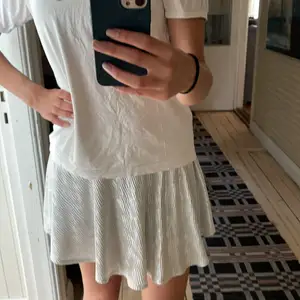 Fin kjol i storlek M Inte genomskinlig Skickas spårbart med postnord 🫶