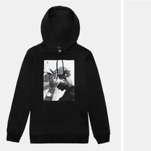 Tupac hoodie - Super snygg tupac hoodie. Köpt på Junkyard. I superfint skick! Köp direkt via appen! Annars skriv vid frågor! Frakt tillkommer alltid! Om du ej får svar eller vill ha svar snabbare skriv på instagram @stenbergfreja🤩🤩 (smidigast att köpa direkt via appen)