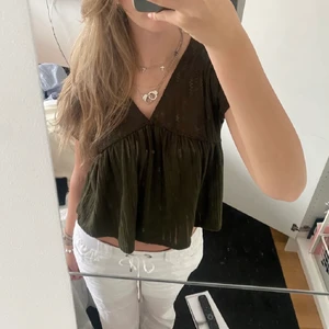  söt sommar topp - en jätte fin grön sommar topp ifrån mango passar jätte snyggt me shorts eller linnebyxor (tex) tveka inte me o höra av dig😁