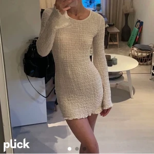 Klänning  - (Lånade bilder) Säljer denna slutsålda klänning från pull and bear! I storlek M men passar mig som vanligtvis har S💖 Den är endast testad och har prislapp kvar! Köparen står för frakten