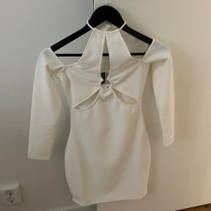 Klänning - Helt oanvänd söt klänning från hm som är helt oanvänd💕 i priset ingår frakt🤩