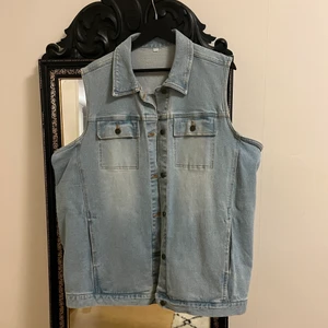 Blå jeansväst - Snygg jeansväst i mycket bra skick!  Västen har bröstfickor, låga fickor i sidorna och knappdetaljer baktill.