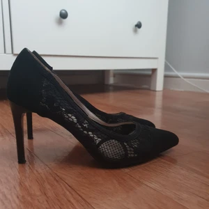Klackskor i spets  - Äkta läder och mocka med spetsdetaljer, använt de 2 gånger men de är tyvärr lite stora för mig. Frakt tillkommer.