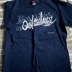 En mörkblå t-shirt från quiksilver. Står storlek large men skulle säga att den är en small/medium. Bra skick, knappt använd.