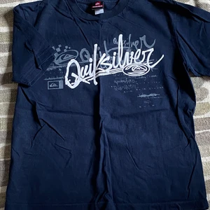 Quiksilver T-shirt  - En mörkblå t-shirt från quiksilver. Står storlek large men skulle säga att den är en small/medium. Bra skick, knappt använd.