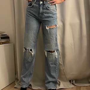 gina jeans - ett par blå jeans från gina tricot med hål på. skriv privat om du vill köpa eller buda i kommentarerna!
