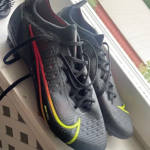 Fotbollsskor  - Helt nya! Använda 1 gång. Säljer på grund av att de är förstora. Ny priset låg på 1700kr. Buda dm.