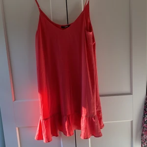 Slipdress  - En korallrosa slipdress ifrån bikbok Endast använd en gång så i fint skick