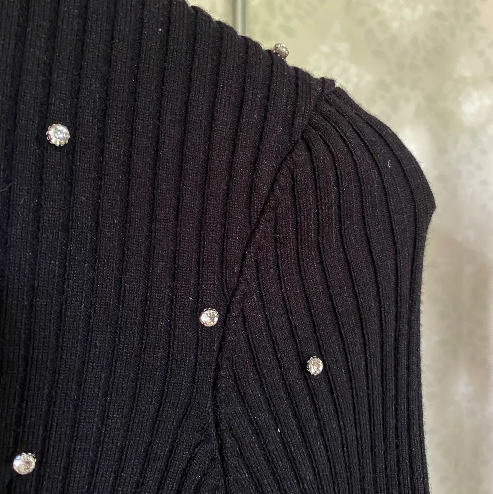 Svart ribbad tröja från Zara med turtleneck/polokrage. Tröjan har även små ”stenar” på fram och baksidan. Materialet är väldigt strechigt och längden på polokragen går att justera efter önskemål. Aldrig använd och i mycket bra skick. Köpt för ca 300 kr🥰. Tröjor & Koftor.