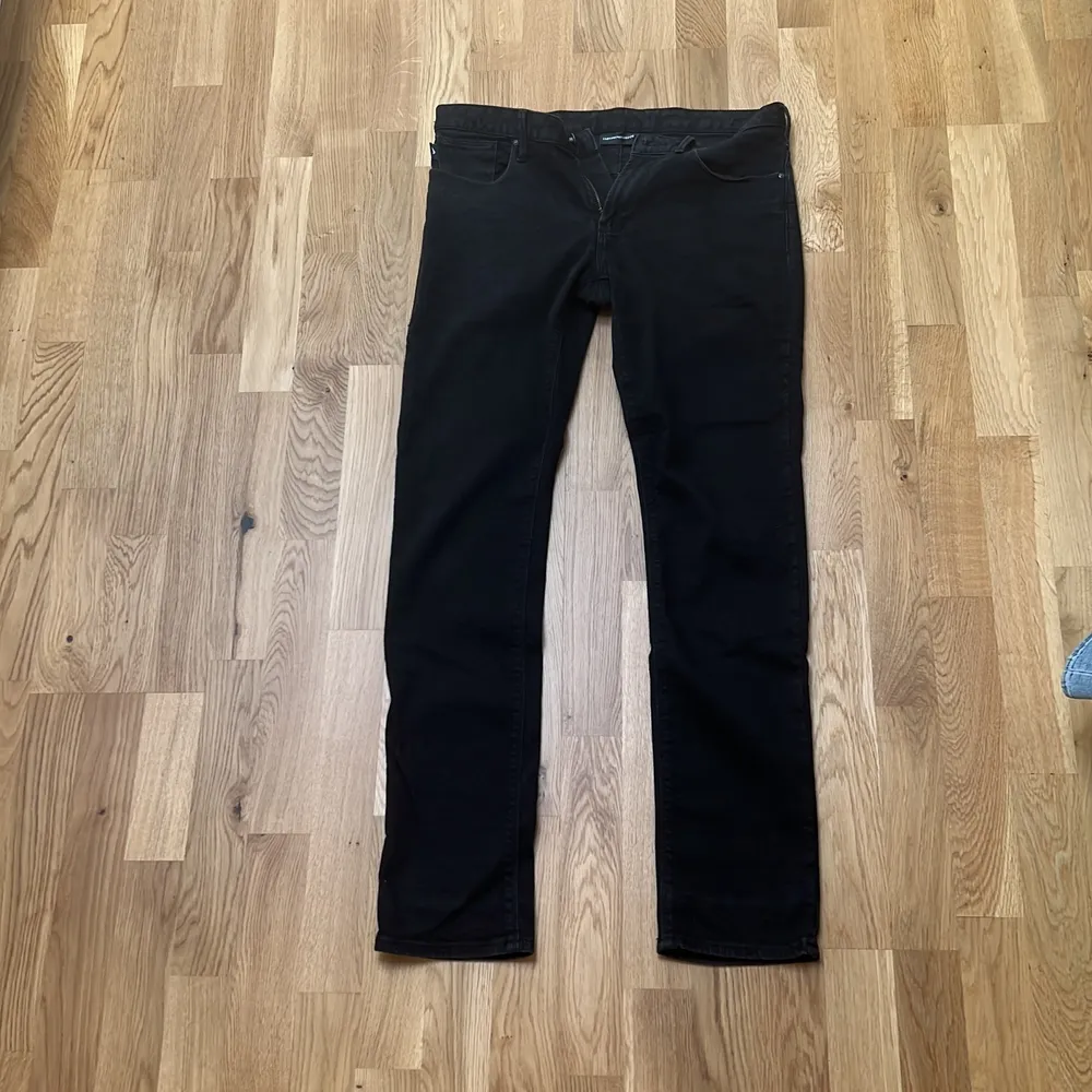 Säljer nu mina Armani jeans då dem blivit för små. Dem är i använt skick men har inga skador. Har inte använt dem på cirka ett år (Nypris 2000). Pris kan diskuteras.. Jeans & Byxor.