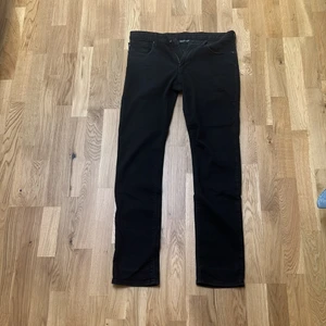 Armani jeans - Säljer nu mina Armani jeans då dem blivit för små. Dem är i använt skick men har inga skador. Har inte använt dem på cirka ett år (Nypris 2000). Pris kan diskuteras.