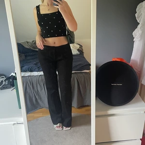 Zara topp - Säljer denna topp från Zara! Köpt för ca 1 år sen men endast använd ett fåtal gånger. Coolt linne med nitar🤗 