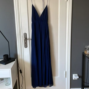 Långklänning  - Långklänning med slits vid benet Endast använd 1gång under kort stund Väldigt fint  skick och sitter som en smäck!   Vid snabb affär blir priset utan tillkommande frakt!