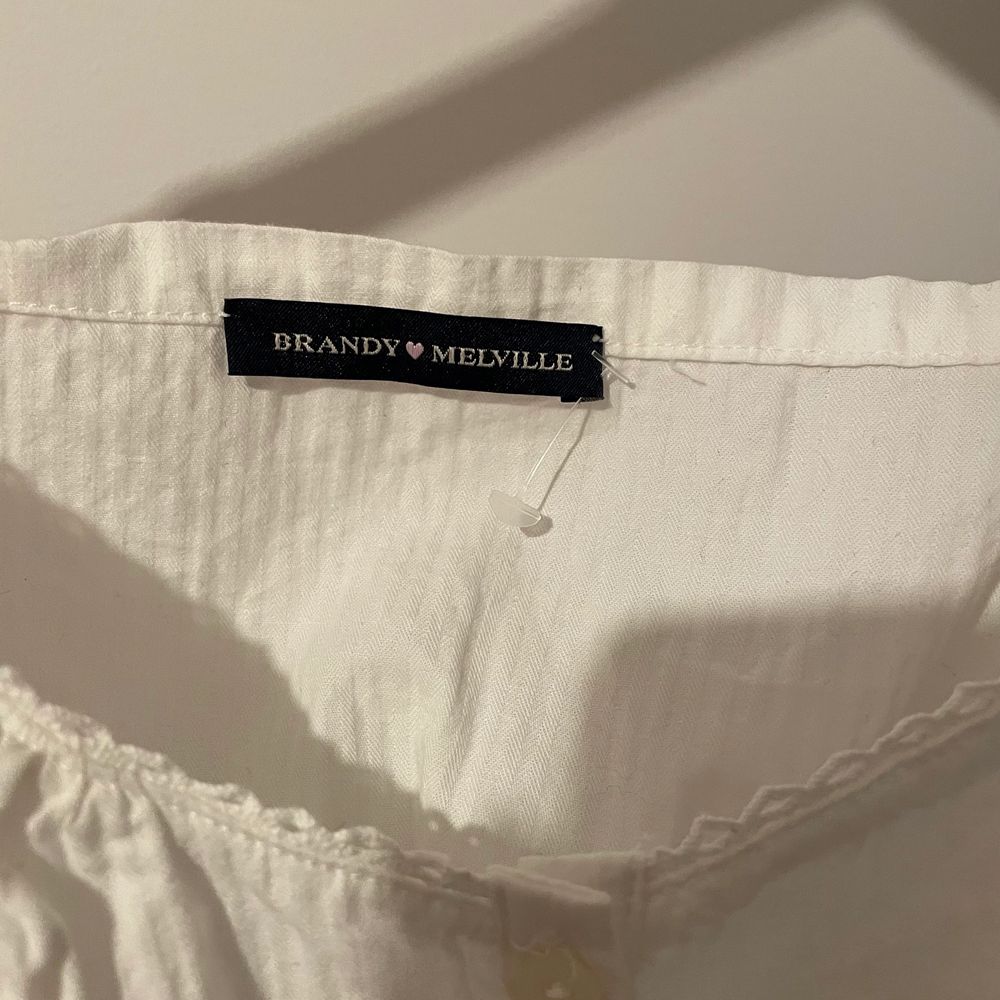 Vit Arianna klänning ifrån Brandy Melville som aldrig har kommit till användning. Storlek one-size men passar ungefär XS-M. Köpt för 400kr, skriv till mig om du undrar om något! :) . Klänningar.