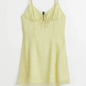 H&M klänning  - Helt ny h&m klänning som endast är använd 1 gång. Säljer då jag har för många klänningar. Postbevis skickas såklart.💚