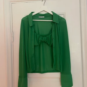ZARA blus med topp/bh - Stl S, aldrig använt. Inbyggd topp, så fint i sommar.   Postar eller möts upp i Stockholm 