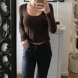 Zara Topp - Brun topp ifrån zara med lite urringning. I nyskick! Jättefin topp ! Pris kan diskuteras 