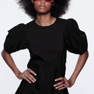 Zara klänning  - intressekoll på en Jätte fin klänning ifrån zara i storlek S. Kommer inte till användning och är precis som ny. Även slutsåld på hemsidan💕 (diskuterabart pris)