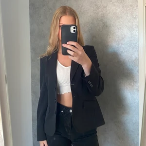 Kavaj - Köpte kavajen på second hand men har aldrig använt den. Den är fin men kommer aldrig till användning. På ryggen finns det en söm men inget som syns jättetydligt❤️ Säljer för 100kr + 50kr frakt, totalt 150kr