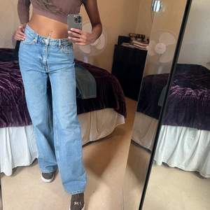 Säljer dessa snygga jeans! Använd 1-3 gånger, finns små deffekter som dock inte märks!  - Lite slitningar längst ner på byxorna då jag trampat på de pga dem är långa på mig!    Skickar bild på deffekter vid intresse!