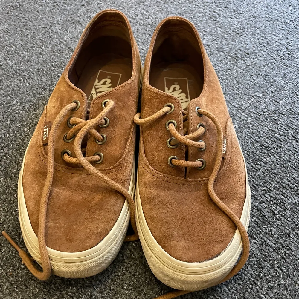 Jättesnygga beige/bruna Vans i mocka! Lite använda men inget som är trasigt! Strl 37 så de är tyvärr för små för mig :/ Skriv privat om du undrar något!. Skor.