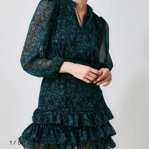 Klänning  - Jättefin klänning! Aldrig använd, endast testad💕storlek 38 men sitter som 36