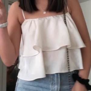 Volang linne - Säljer detta volanglinnet från H&M. Kontakta för bättre bild. Passar jätte bra på sommaren. Säljer pga inte använder längre. Pris kan diskuteras. Den är storlek 32 men jag som har 34 passar den.