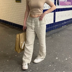 Midwaist linnebyxor  - Säljer mina linnebyxor från chelsea de är aldrig använda då de inte riktigt är min stil och köpte ”off season”. Det är perfekta nu till sommaren och hösten och skulle passa perfekt för en som är 163-170 . Obs första bilden är lånad. Säljer direkt för 400 