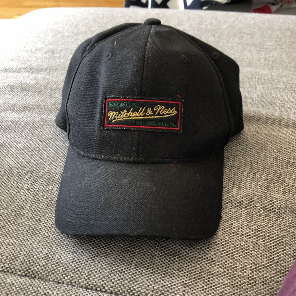 Svart Mitchell and ness keps. | Plick Second Hand