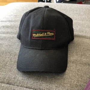 Mitchell and ness keps. - Säljer en gammal modell på en mitchell and ness keps. Denna modellen finns inte kvar att köpa längre. Denna modell har tagits bort och har byts ut med en ny modell. Denna kepsen köpte jag år 2020 vid oktober för 299kr.