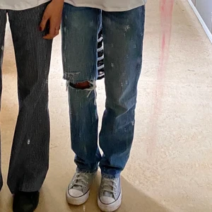 Lågmidjade jeans - Säljer dessa lågmidjade jeans från bershka. Köpte dom förra året, de är straight lowwaist och skulle säga att de är ganska lika weekdays arrow jeans. Bud från 200kr 💓 de är i stl 32 skulle säga att de passar en 34!