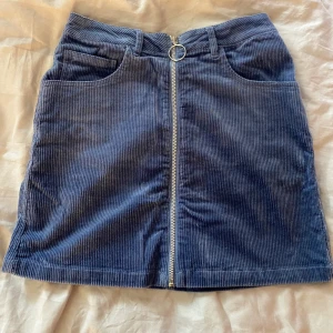 Lila manchester kjol BikBok - Skön Manchester kjol från BikBok med riktig dragkjedja fram. Knappt använd:) 