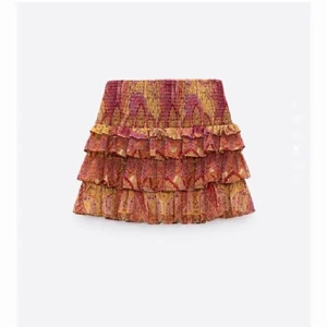 Volangkjol  - Säljer denna populära slutsålda volangkjolen från zara, storlek M men passar snarare en S💘⚡️ Helt oanvänd och lappen kvar. Frakt tillkommer 💛 om fler är intresserade startas en budgivning ⚡️