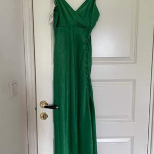 Säljer nu denna oanvända klänningen från zara som inte finns att köpa längre. (Prislappen sitter kvar)💚💚 250+ frakt 