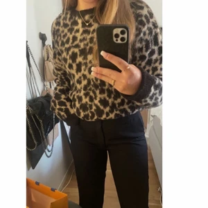 Leopard mönstrad tröja från NAKD  - Såååå himla snygg stickad tröja från NA-KD i storlek S. Använd max 2 gånger tyvärr och känner därför att den kan komma till bättre användning hos någon annan! Vid frågor så hör av dig!💞 köparen står för frakt om man inte har möjlighet att mötas upp! 