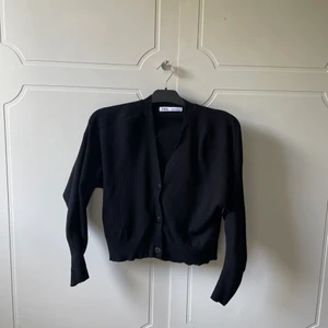 Svart tröja med knappr - En svart tröja med knappr i bra skick